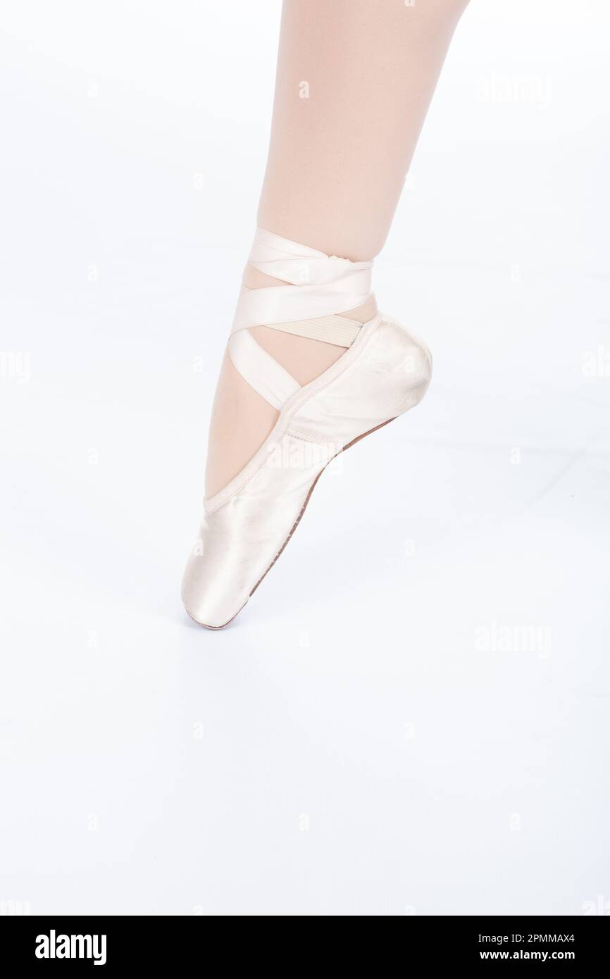 En Pointe INCORRECT extension closeup teachers perspective Close up of young female ballet dancer showing various classic ballet feet positions for cl Stock Photo