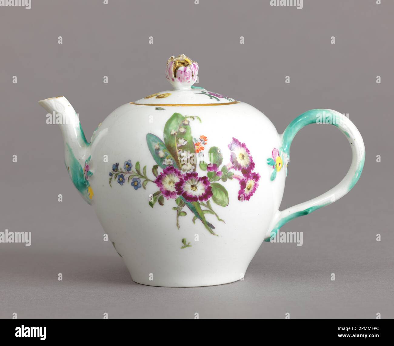 Teapot Teapot; Manufactured by Meissen Porcelain Manufactory (Germany); hard paste porcelain, vitreous enamel, gold Stock Photo