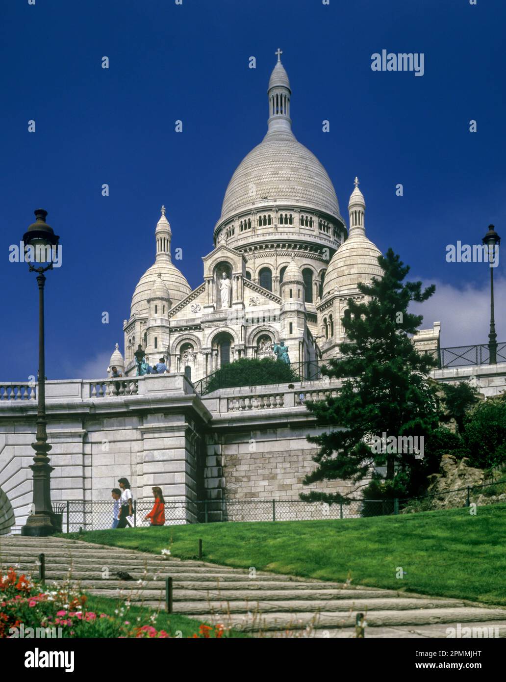 1987 HISTORICAL GARDENS BASILIQUE DU SACRE COEUR (©PAUL ABADIE 1875) MONTMARTRE PARIS FRANCE Stock Photo