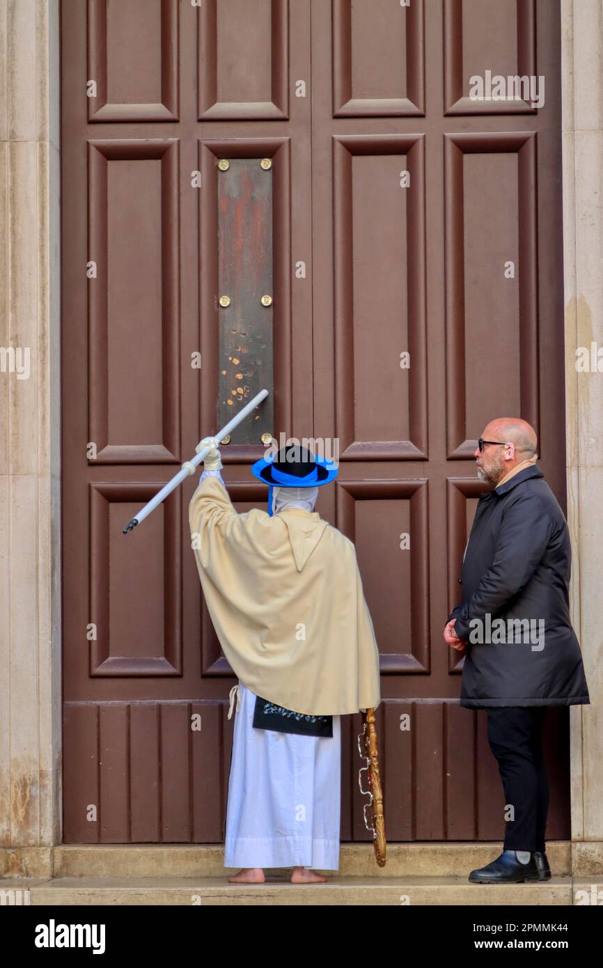 Holy Week Rites in Taranto. Troccolante knocks on the church door. Procession of the Mysteries. Puglia, Italy Stock Photo