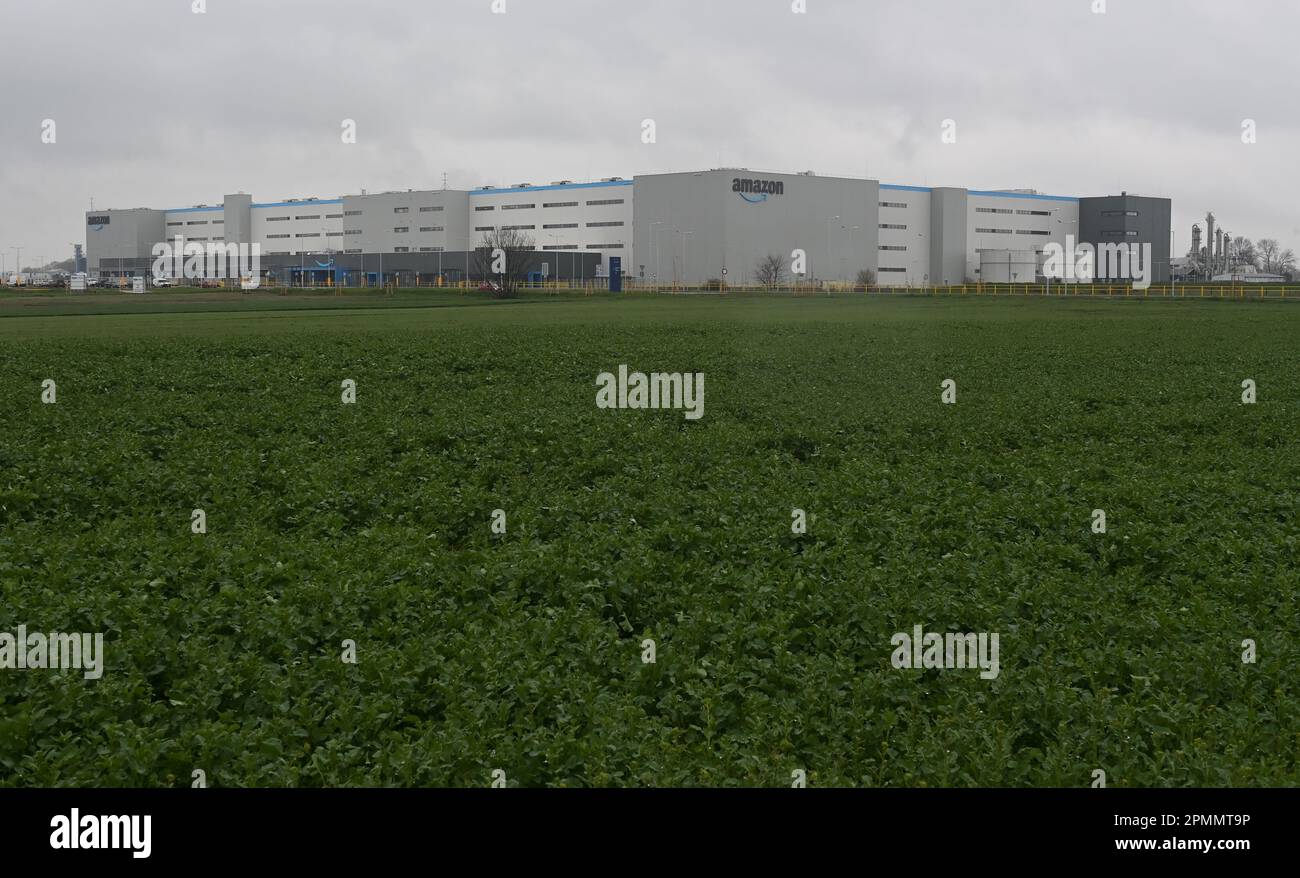 Kojetin, Czech Republic. 14th Apr, 2023. Amazon robotic distribution ...