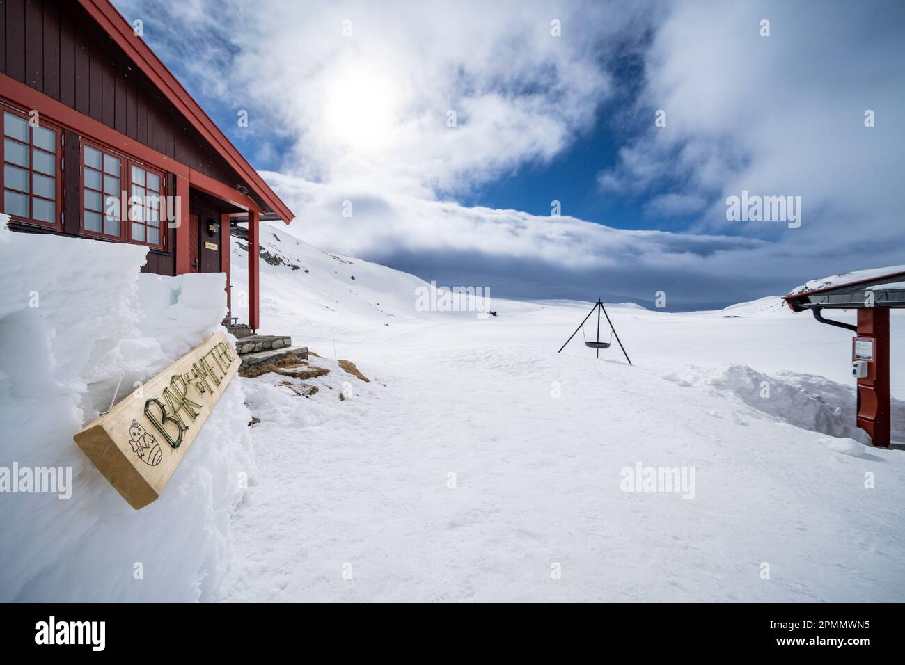 Outdoor cafe and bar at the DNT Rondvassbu lodge accommodation in Rondane National Park, Norway Stock Photo