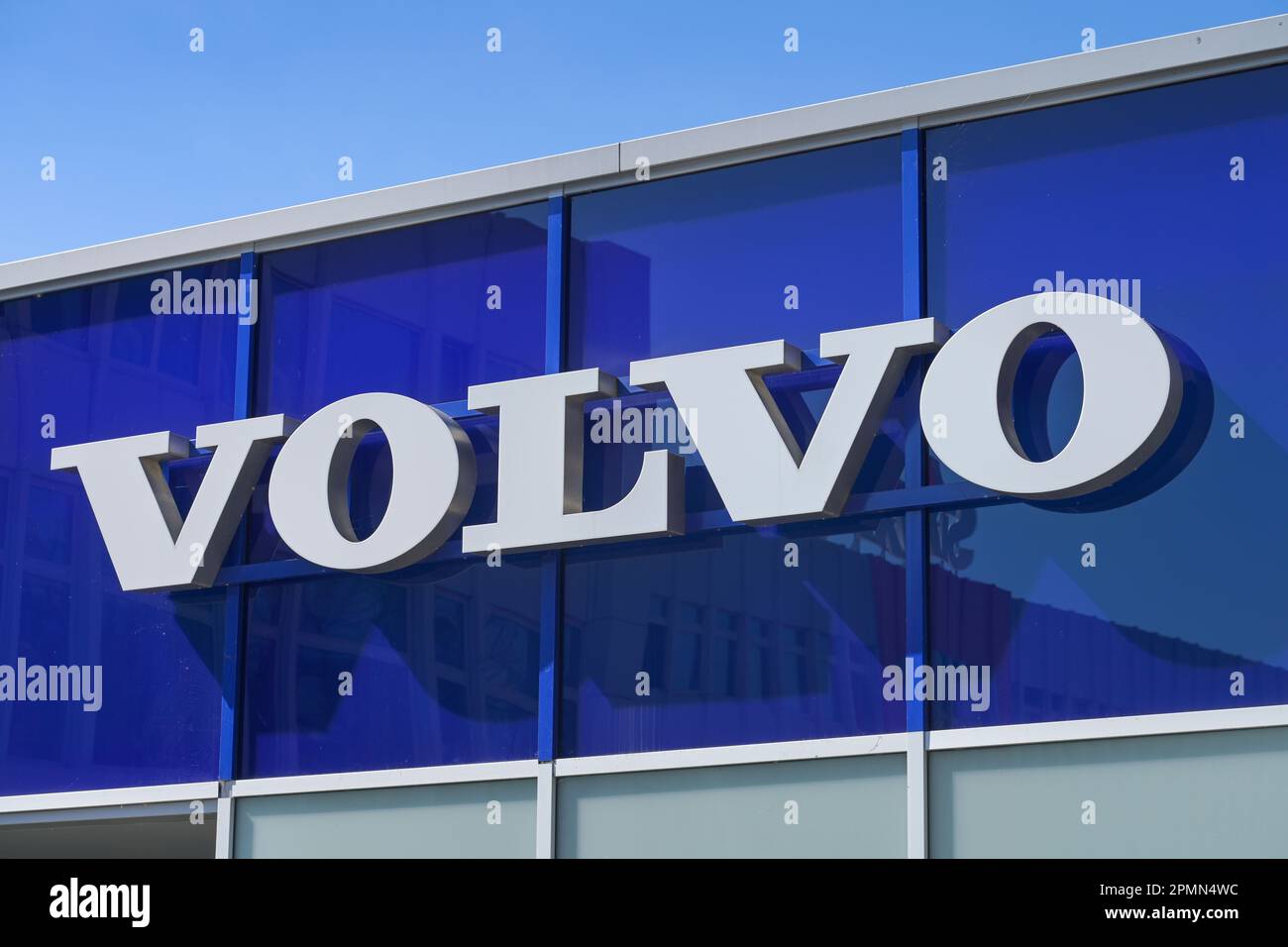 Volvo Logo Autohaus, Kaiserin-Augusta-Allee, Moabit, Mitte, Berlin, Deutschland *** Local Caption *** , Berlin, Deutschland Stock Photo