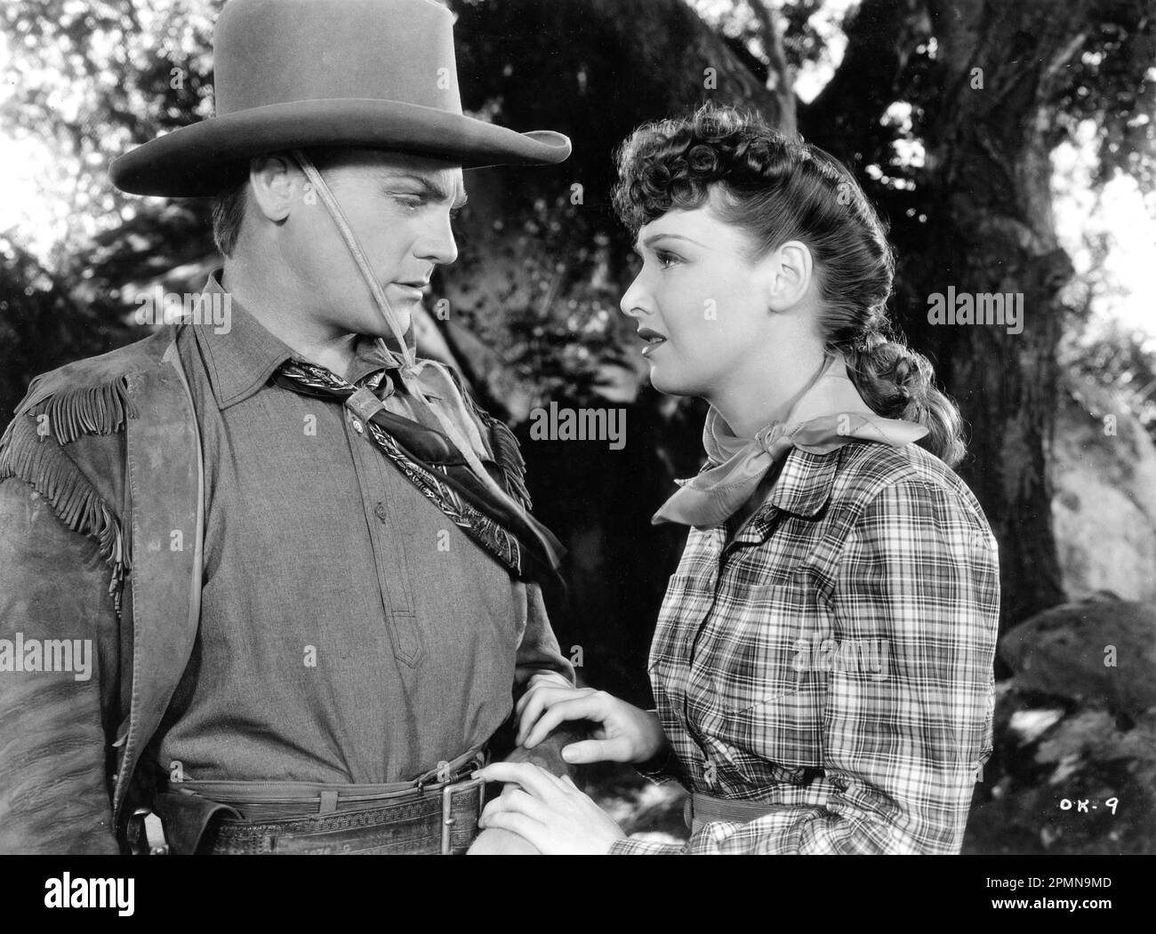JAMES CAGNEY and ROSEMARY LANE in THE OKLAHOMA KID 1939 director LLOYD