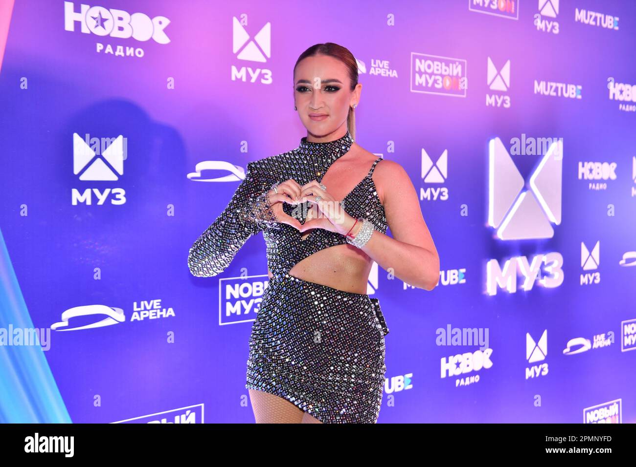 Chiroyli dumbalarni yuqori sifatda tomosha qiling