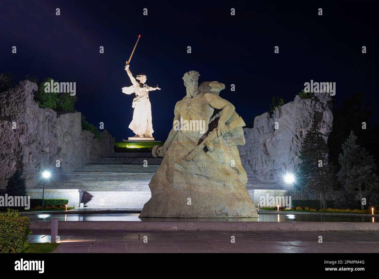 VOLGOGRAD, RUSSIA - SEPTEMBER 19, 2021: The sculptural composition 'Stand to death' and the monument of the 'Motherland Calls' in the night landscape. Stock Photo