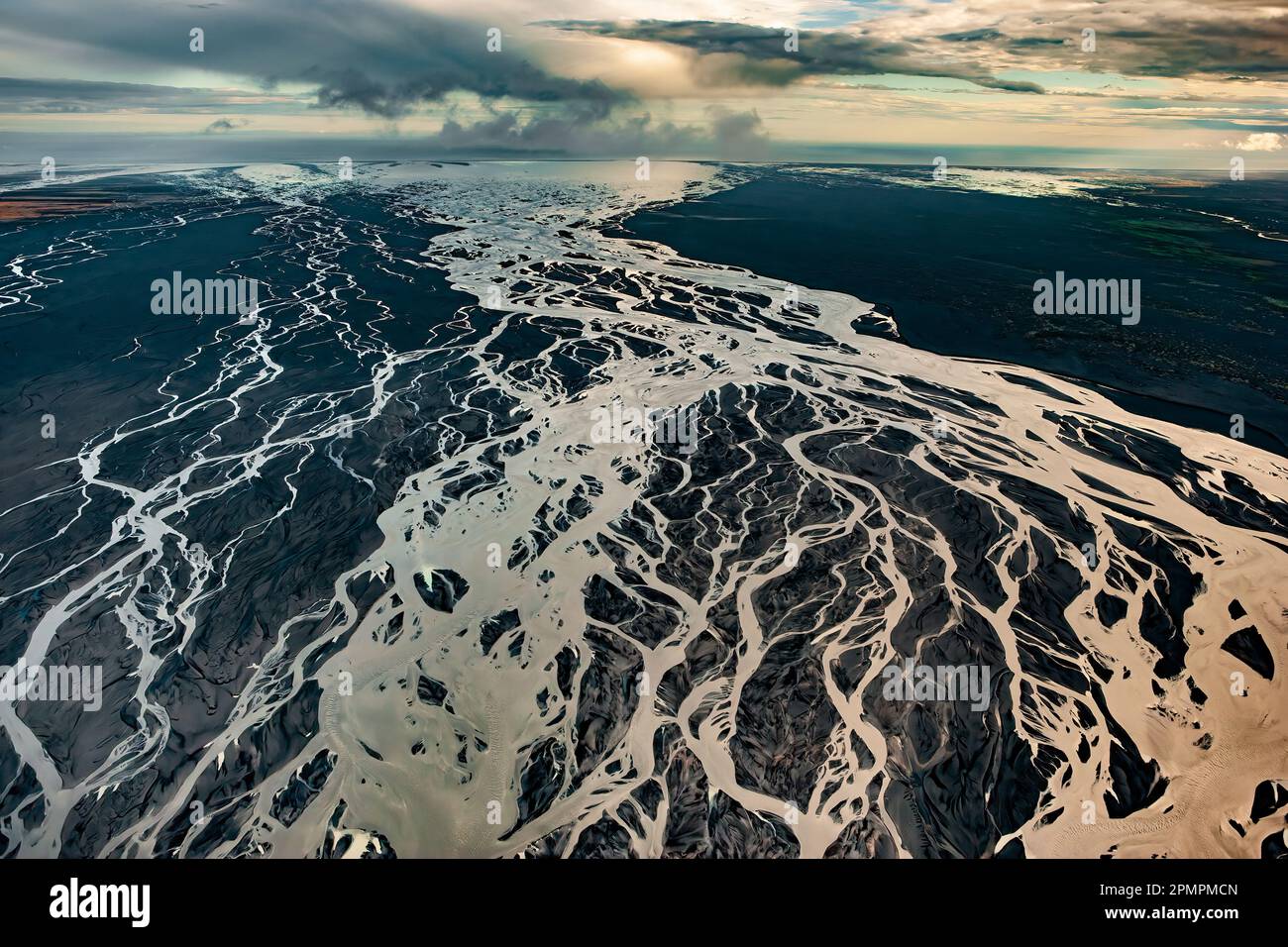 Braided River and the Ring Road, Skeidararsandur, Iceland The November 1996 jökulhlaup that burst from the Vatnajökull ice cap onto Skeidarársandur wa Stock Photo