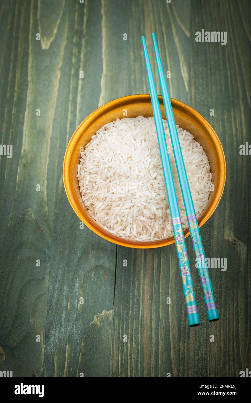 Uncooked rice grains in wood bowl Stock Photo Alamy
