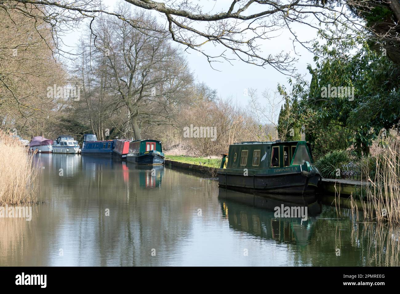 Narrow boats on jetty hi-res stock photography and images - Alamy
