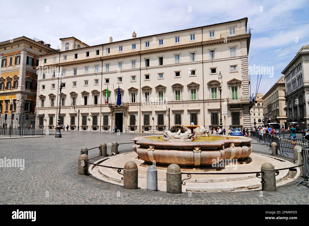 Piazza colonna square hi-res stock photography and images - Alamy