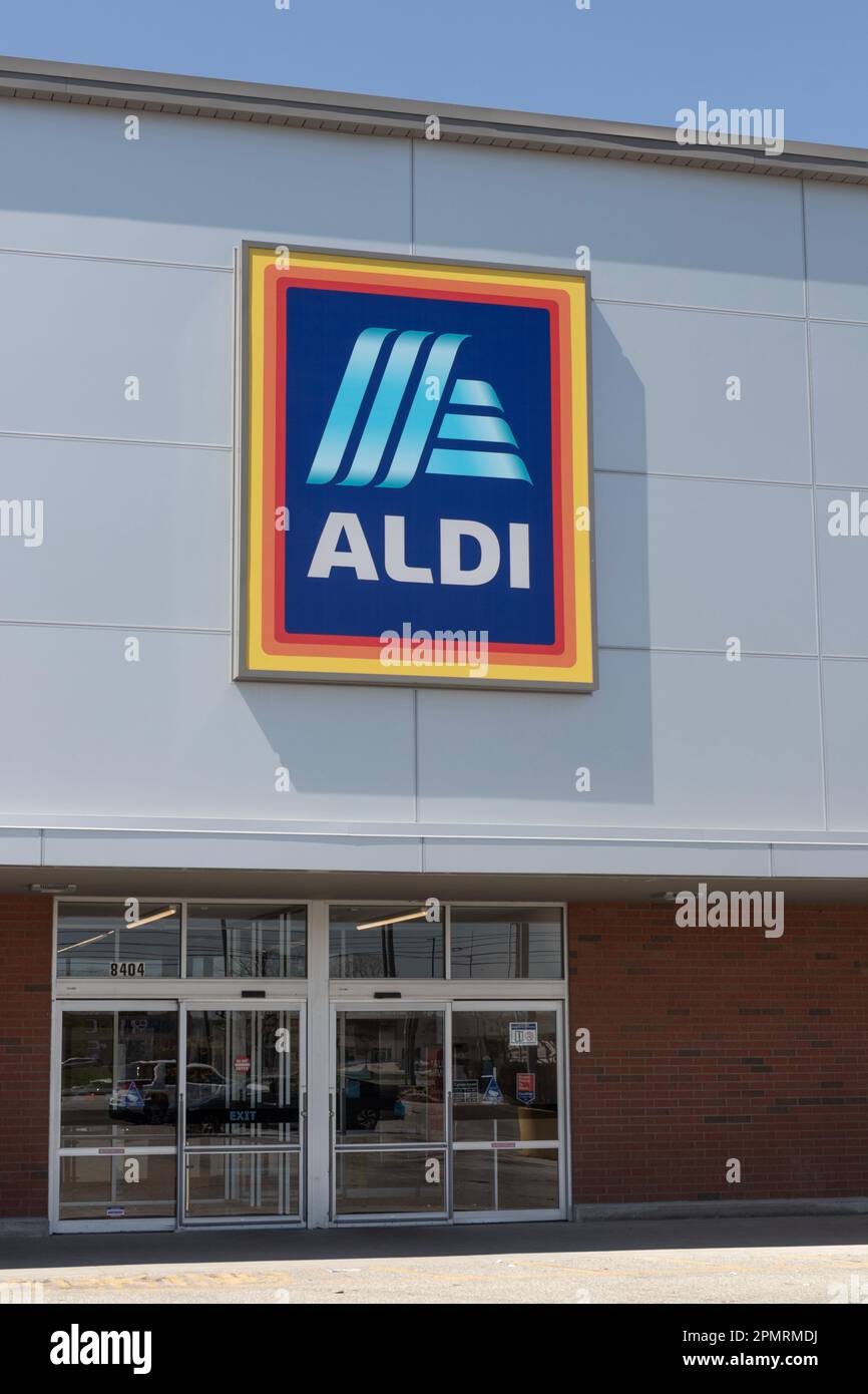 Indianapolis - Circa April 2023: Aldi Discount Supermarket. Aldi sells a range of grocery items, including produce, meat and dairy at discount prices. Stock Photo