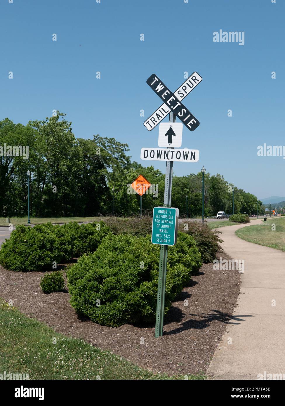 Tweetsie trail hi res stock photography - Johnson City Tennessee United States 2022 05 20 Sign For Tweetsie Trail Spur Going Toward Downtown 2PMTA5B