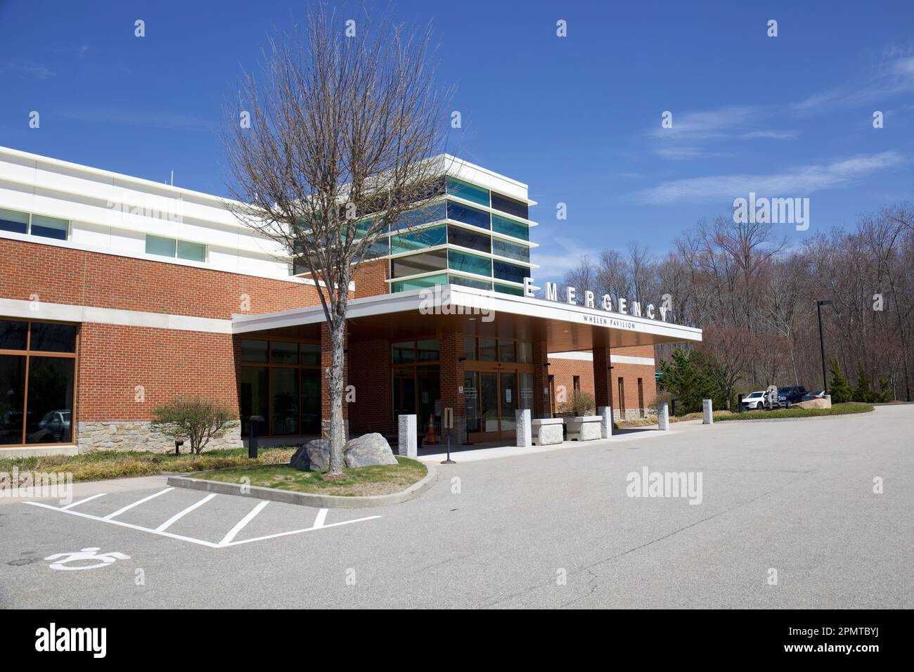 Entrance for Emergency department at Middlesex Health Shoreline Medical and Cancer Center. Exterior pavilion with handicap parking in front. Stock Photo