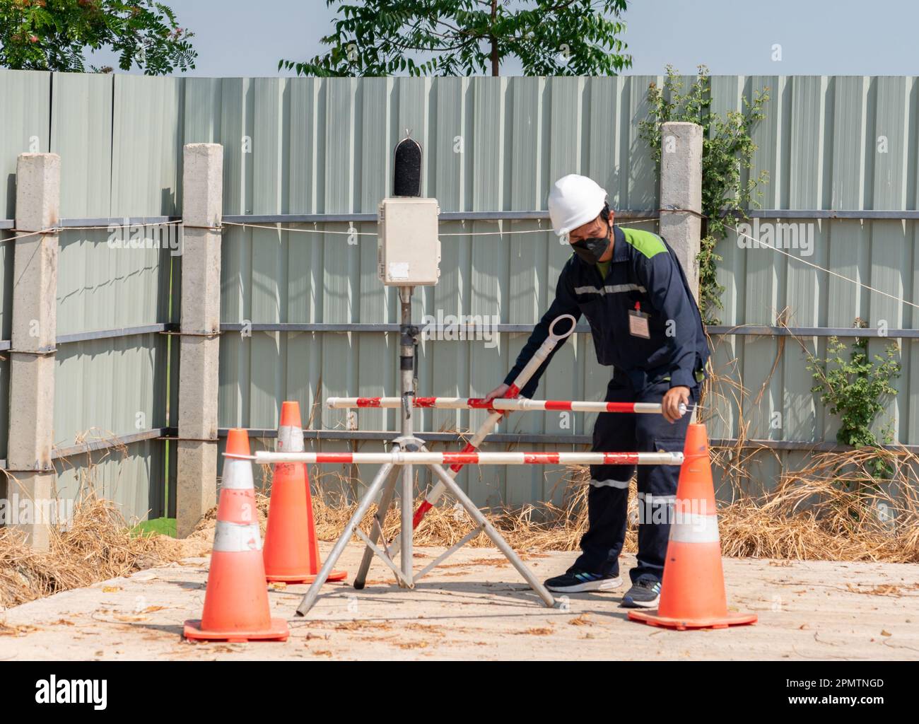 Station for monitoring ambient air pressure, humidity, temperature