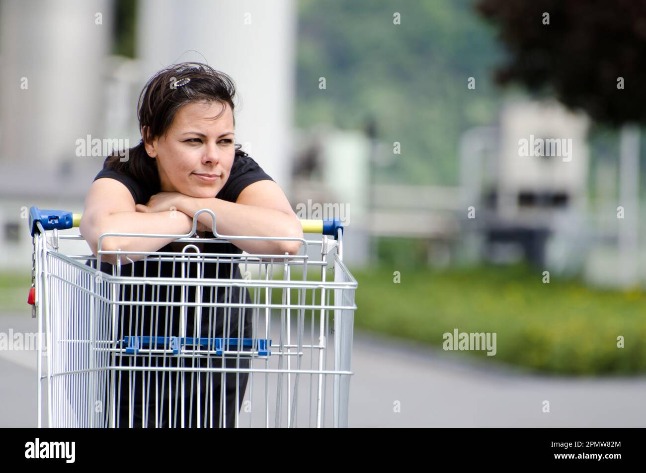 Woman shopping cart beauty hi-res stock photography and images - Alamy