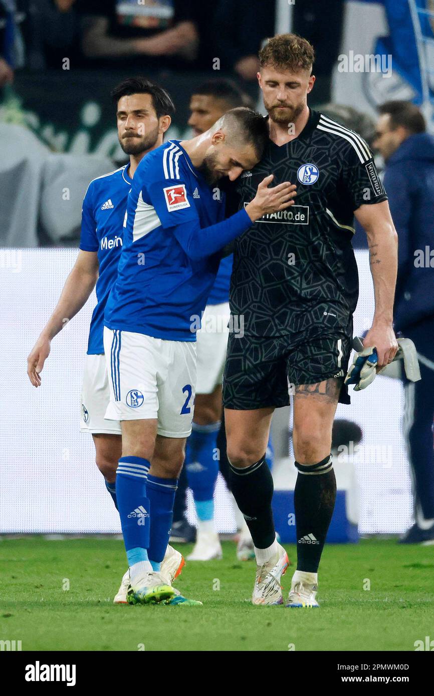 Gelsenkirchen, Deutschland, 1. Fussball Bundesliga 28. Spieltag FC Schalke 04 vs.Hertha BSC Berlin 5:2 am 14. 04. 2023 in der Veltins Arena auf Schalke  in Gelsenkirchen Torwart Ralf FÄHRMANN (FAEHRMANN )(S04) -R-  muss verletzt vorzeitig das Spielfeld verlassen und wird von seinem  Mannschaftskameraden Dominick DREXLER (S04)  -L-  getröstet Foto: Norbert Schmidt, Duesseldorf Stock Photo