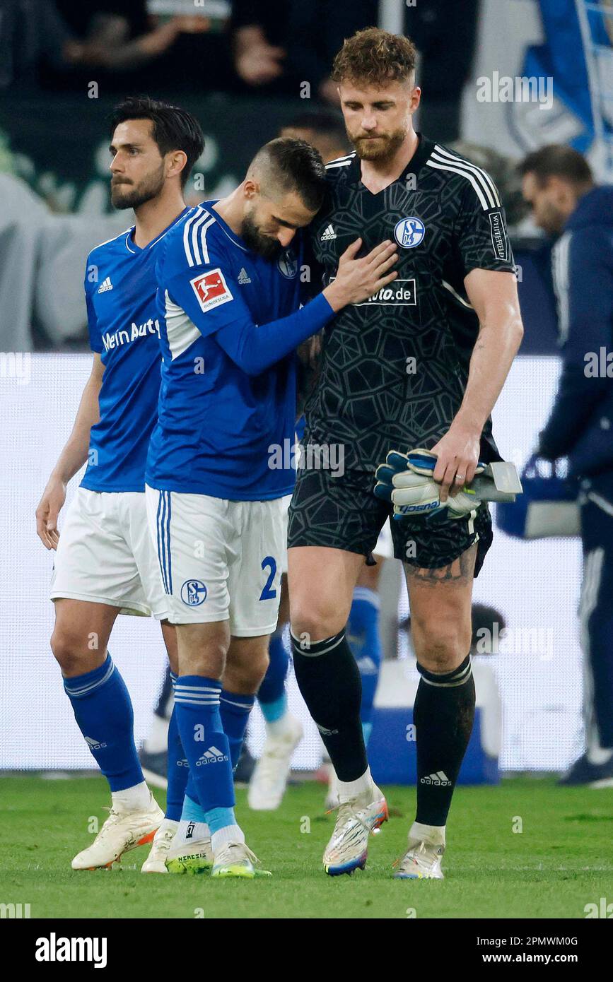 Gelsenkirchen, Deutschland, 1. Fussball Bundesliga 28. Spieltag FC Schalke 04 vs.Hertha BSC Berlin 5:2 am 14. 04. 2023 in der Veltins Arena auf Schalke  in Gelsenkirchen Torwart Ralf FÄHRMANN (FAEHRMANN )(S04) -R-  muss verletzt vorzeitig das Spielfeld verlassen und wird von seinem  Mannschaftskameraden Dominick DREXLER (S04)  -L-  getröstet Foto: Norbert Schmidt, Duesseldorf Stock Photo