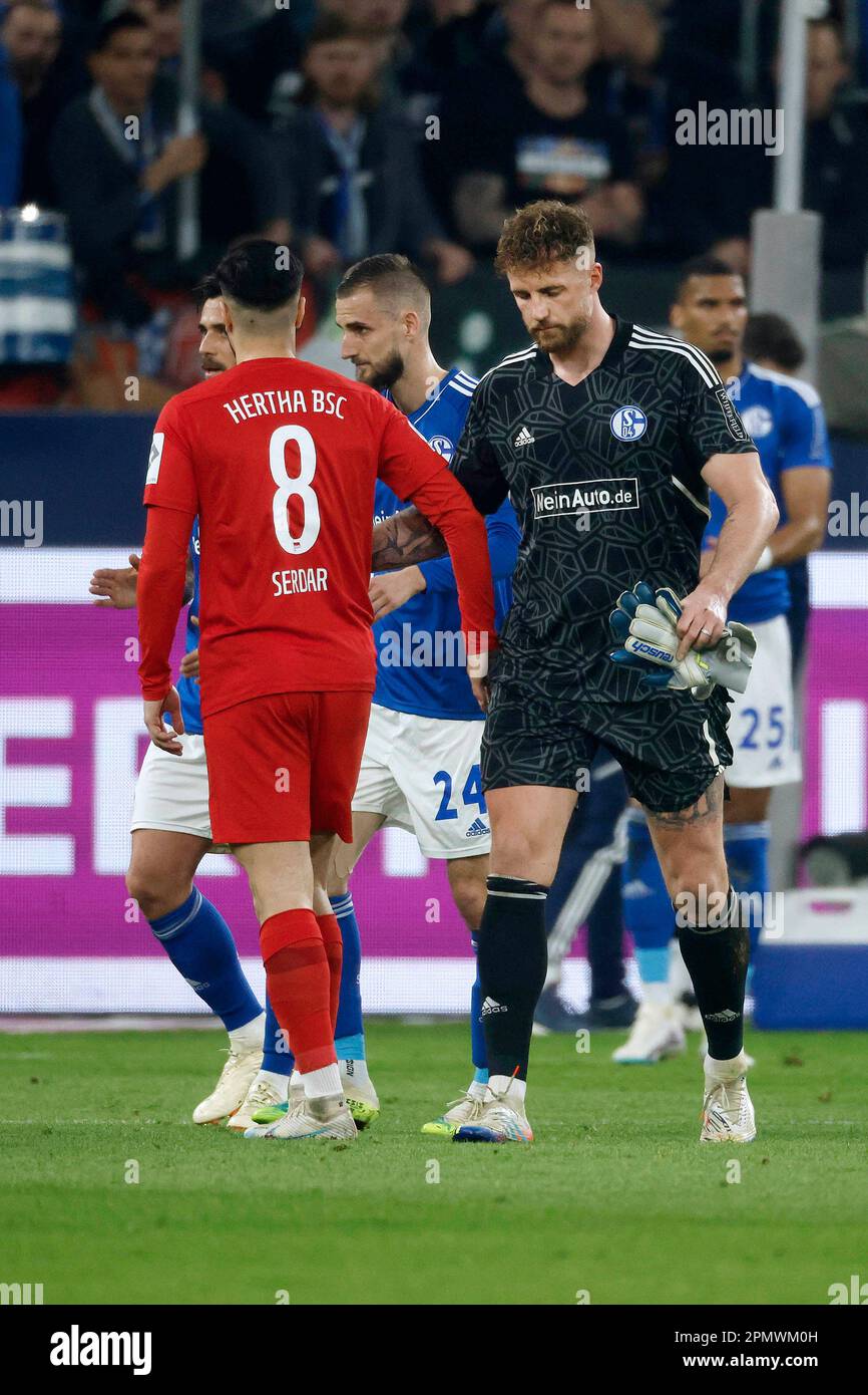 Gelsenkirchen, Deutschland, 1. Fussball Bundesliga 28. Spieltag FC Schalke 04 vs.Hertha BSC Berlin 5:2 am 14. 04. 2023 in der Veltins Arena auf Schalke  in Gelsenkirchen Torwart Ralf FÄHRMANN (FAEHRMANN )(S04) -R-  muss verletzt vorzeitig das Spielfeld verlassen und wird von seinem ehemaligen Mannschaftskameraden Suat SERDAR (HBSC) -L-  getröstet Foto: Norbert Schmidt, Duesseldorf Stock Photo