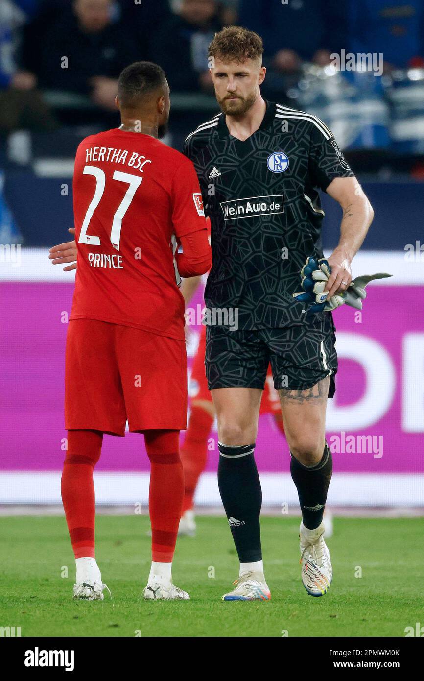 Gelsenkirchen, Deutschland, 1. Fussball Bundesliga 28. Spieltag FC Schalke 04 vs.Hertha BSC Berlin 5:2 am 14. 04. 2023 in der Veltins Arena auf Schalke  in Gelsenkirchen Torwart Ralf FÄHRMANN (FAEHRMANN )(S04) -R-  muss verletzt vorzeitig das Spielfeld verlassen und wird von seinem ehemaligen Mannschaftskameraden Kevin-Prince BOATENG (HBSC) getröstet Foto: Norbert Schmidt, Duesseldorf Stock Photo