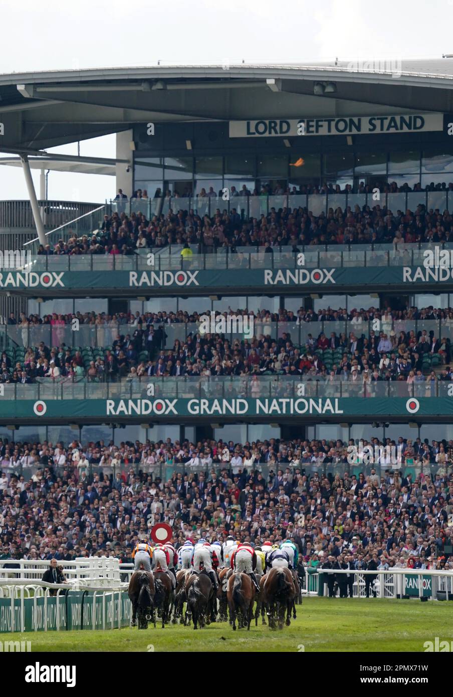 Tunners and riders in action during the Village Hotels Handicap Hurdle