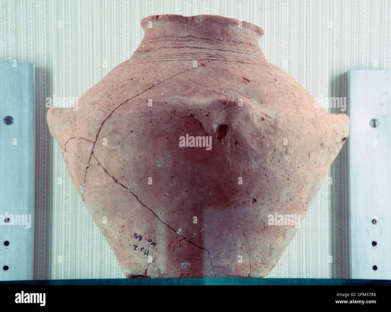 Abu Dhabi UAE Al Ain Museum Pot From Hili Early 2nd Mbc. Stock Photo
