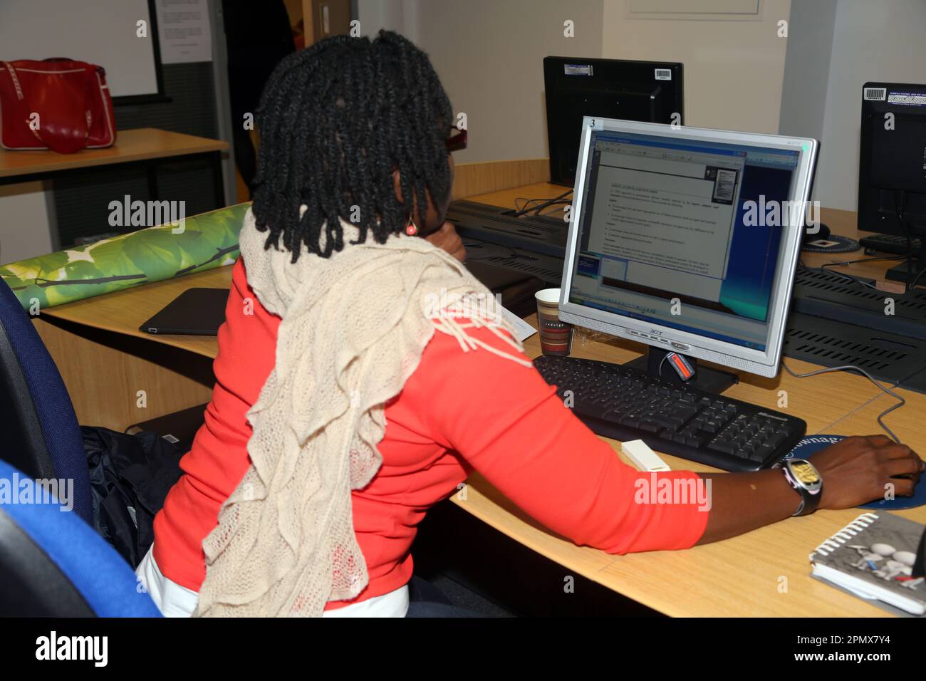 Black woman computer hi-res stock photography and images - Alamy