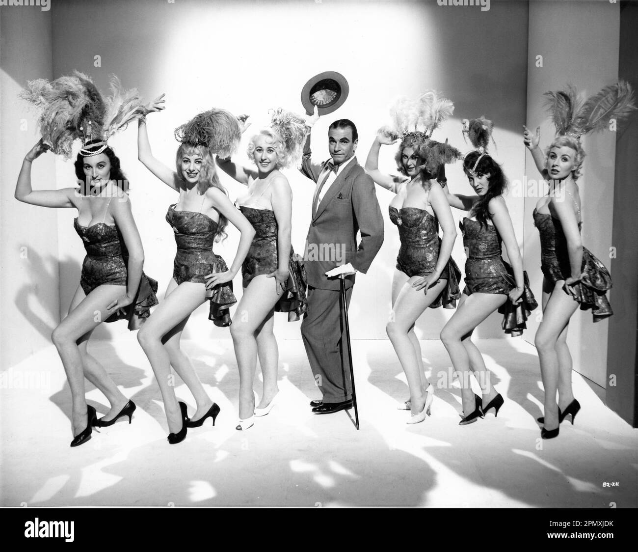 LAURENCE OLIVIER as Archie Rice with Showgirls / Chorus Girls on Stage in THE ENTERTAINER 1960 director TONY RICHARDSON screenplay John Osborne and Nigel Kneale adapted from the play by John Osborne music John Addison producer Harry Saltzman Woodfall Film Productions / British Lion Films (UK) - Continental Distributing (US) Stock Photo