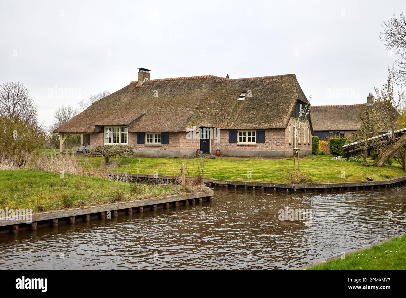 GIETHOORN, NETHERLANDS -typical dutch county side of houses and gardens alng the water channels Stock Photo