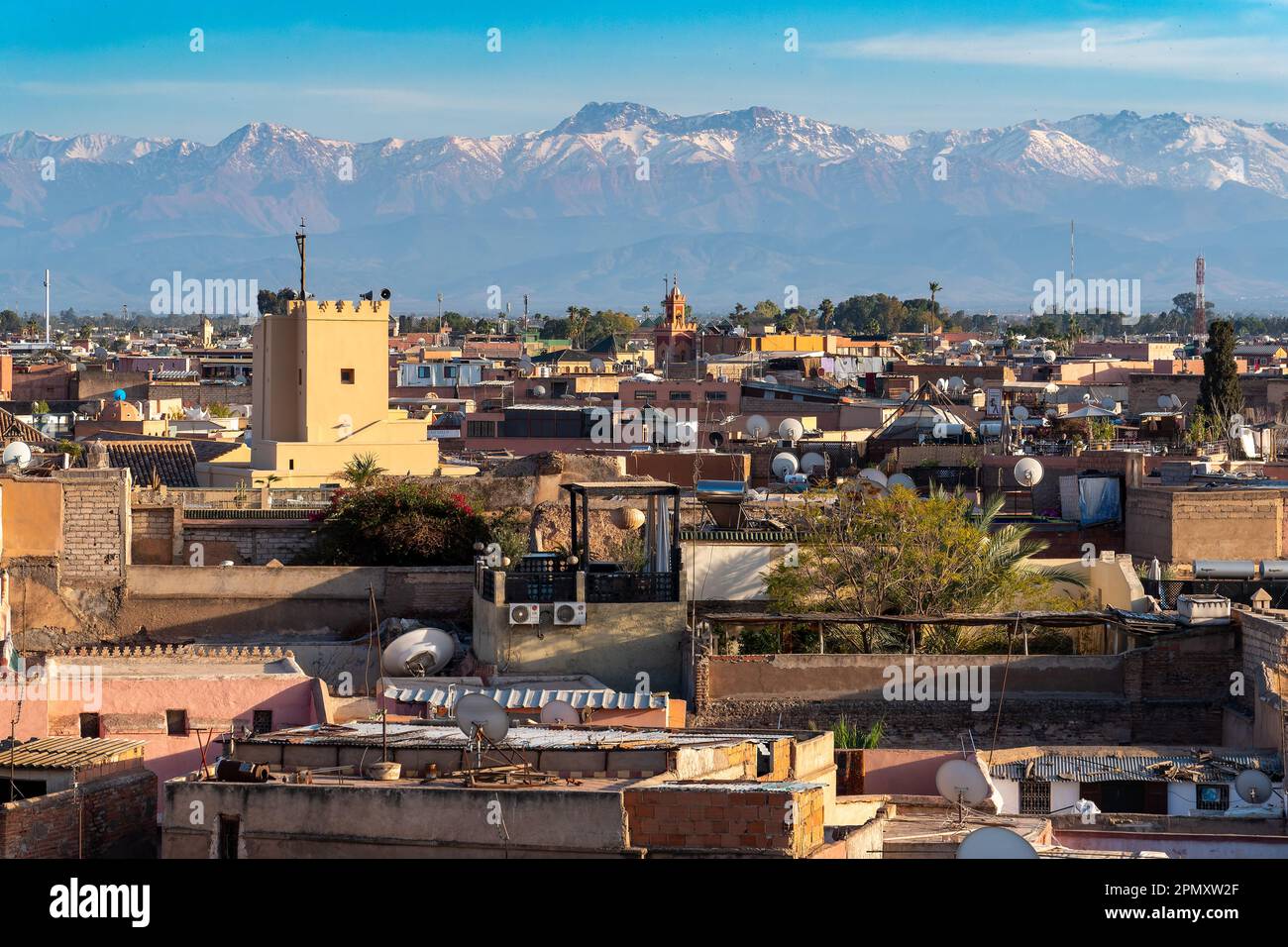 Stadtansicht von Marrakesch vom Jardin Secret mit Bergen im Hintergrund Stock Photo