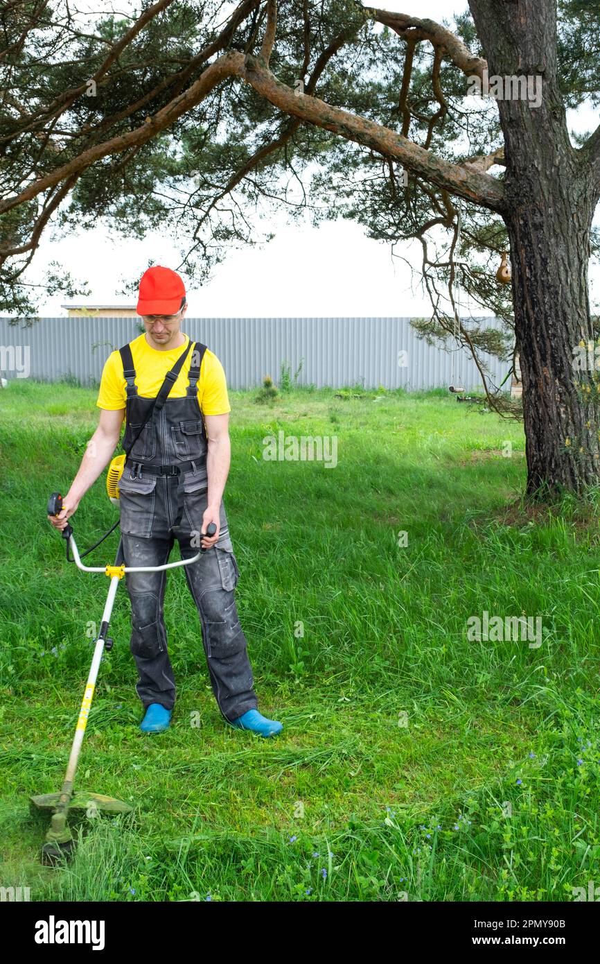 Petrol grass trimmer hi res stock photography and images Page 4