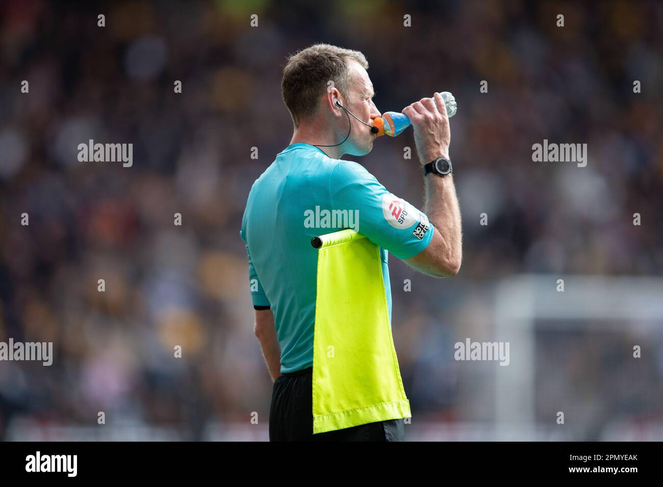 Assistant referee Scott Ledger has drink during the Premier League match between Wolverhampton Wanderers and Brentford at Molineux, Wolverhampton on Saturday 15th April 2023. (Photo: Gustavo Pantano | MI News) Credit: MI News & Sport /Alamy Live News Stock Photo