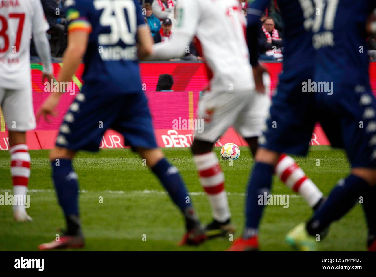 Köln, Deutschland, 1. Fussball Bundesliga 28. Spieltag 1.FC Köln : FC Mainz 05. 1-1 15. 04. 2023 im Rhein Energie Stadion in Köln  Der Ball liegt zur Ausführung eines Freistosses auf dem Spielfeld bereit Foto: Norbert Schmidt, Duesseldorf Stock Photo