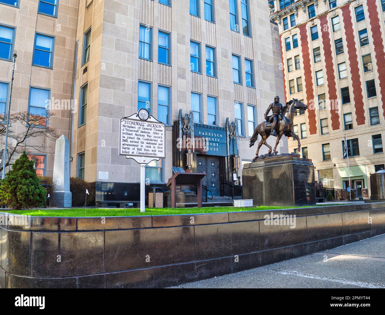 monument to Confederate General Thomas 'Stonewall' Jackson outside the Harrison County Courthouse Stock Photo