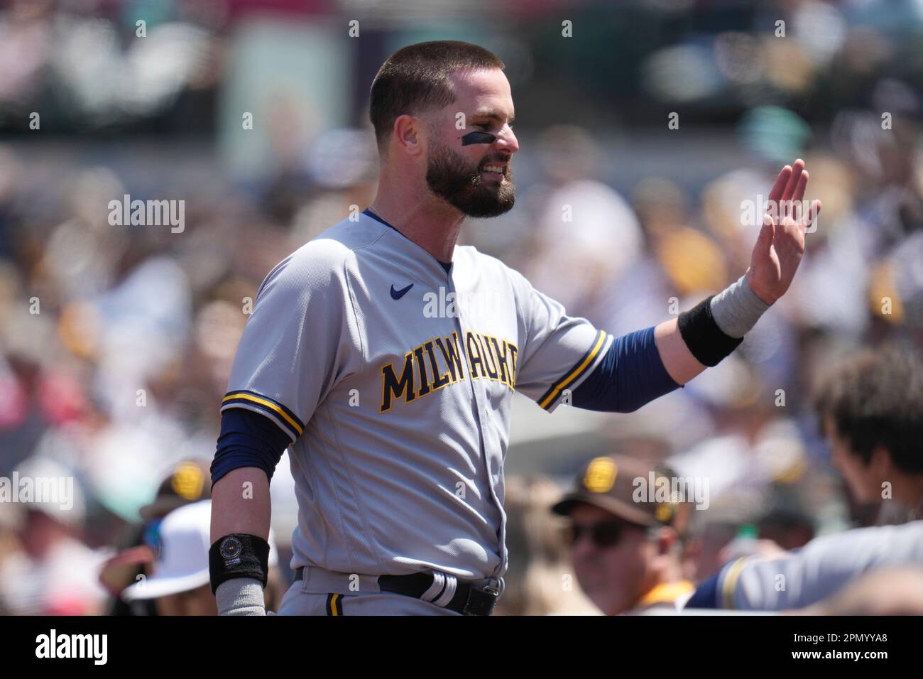 Milwaukee Brewers' Jesse Winker (33) his a RBI single during the