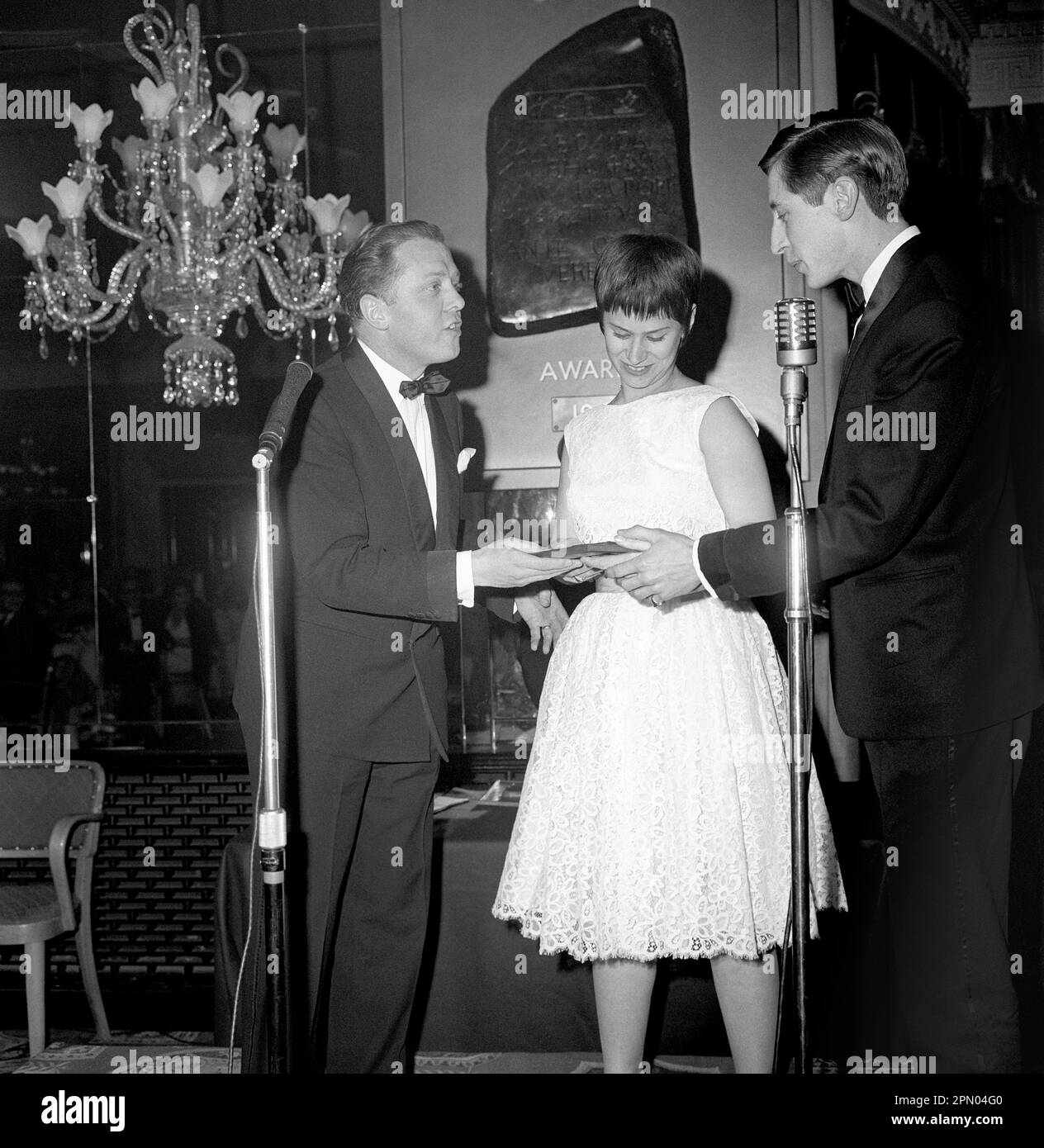 File photo dated 26/04/62 of the award for the Best British Dramatic Screenplay in 1961, given to Shelagh Delaney and Tony Richardson for the film 'A Taste of Honey', being accepted on their behalf by Rita Tushingham and Murray Melvin from Richard Attenborough (left) at the first annual awards dinner of the Television and Screen Writers' Guild at the Dorchester Hotel. London. Torchwood actor Murray Melvin's death on Friday was announced by a friend, who said the actor had 'never fully recovered' from a fall in December, before he died aged 90 . Issue date: Saturday April 15, 2023. Stock Photo