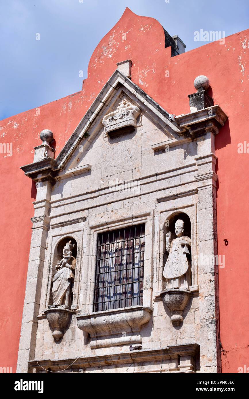 The facade of a colonial building, with statues, in the historic center of Merida, Yucatan, Mexico. Stock Photo