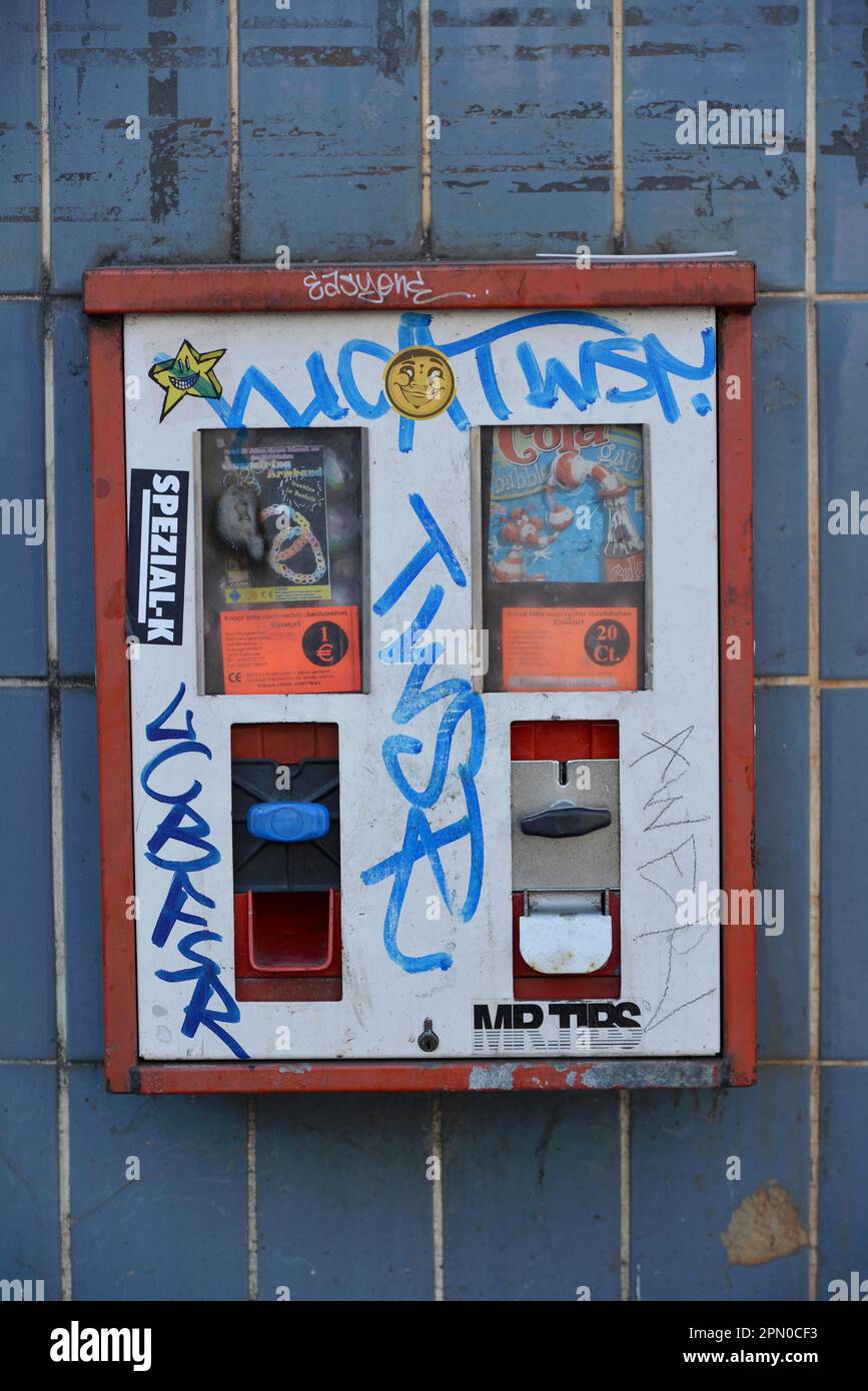 Chewing gum machine Stock Photo Alamy