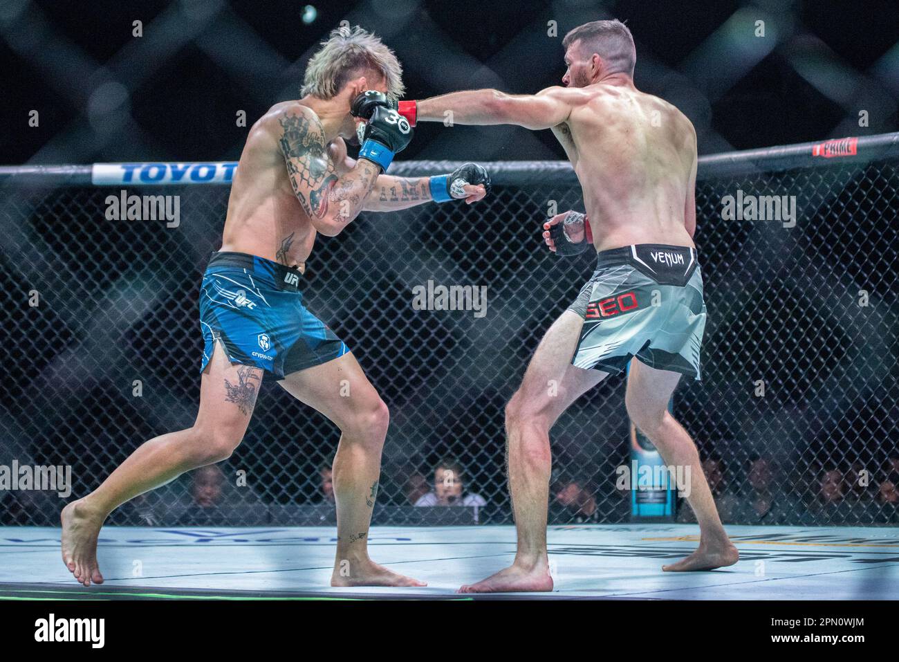 Kansas City, MO, Missouri, USA. 15th Apr, 2023. KANSAS Kansas City, MO, MISSOURI - APRIL 15: (R-L) TJ Brown punches Bill Algeo in a featherweight bout during UFC Fight Night Kansas City - Holloway vs Allen at T-Mobile Center on April 15th, 2023 in Kansas City, Missouri, United States. (Credit Image: © Matt Davies/PX Imagens via ZUMA Press Wire) EDITORIAL USAGE ONLY! Not for Commercial USAGE! Credit: ZUMA Press, Inc./Alamy Live News Stock Photo