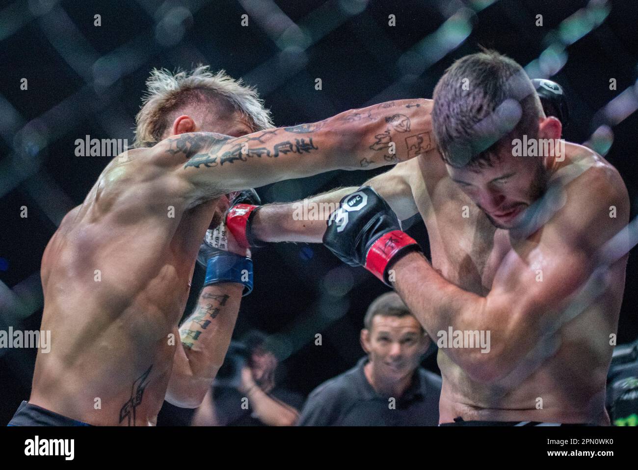 Kansas City, MO, Missouri, USA. 15th Apr, 2023. KANSAS Kansas City, MO, MISSOURI - APRIL 15: (L-R) TJ Brown punches Bill Algeo in a featherweight bout during UFC Fight Night Kansas City - Holloway vs Allen at T-Mobile Center on April 15th, 2023 in Kansas City, Missouri, United States. (Credit Image: © Matt Davies/PX Imagens via ZUMA Press Wire) EDITORIAL USAGE ONLY! Not for Commercial USAGE! Credit: ZUMA Press, Inc./Alamy Live News Stock Photo