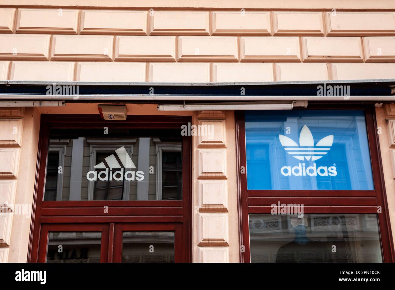 Manga een paar protest Façade of sports clothing and equipment store hi-res stock photography and  images - Alamy