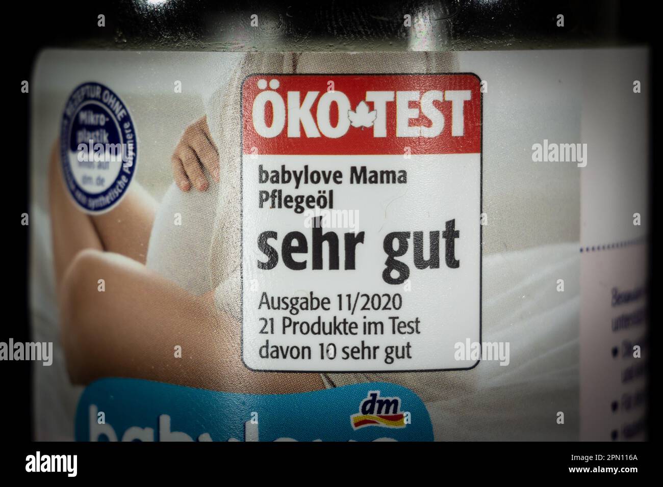 Picture of a label with the oko test logo indicating the product, a cosmetic oil, has been ranked very good (sehr gut) by the magazine, taken in Dortm Stock Photo