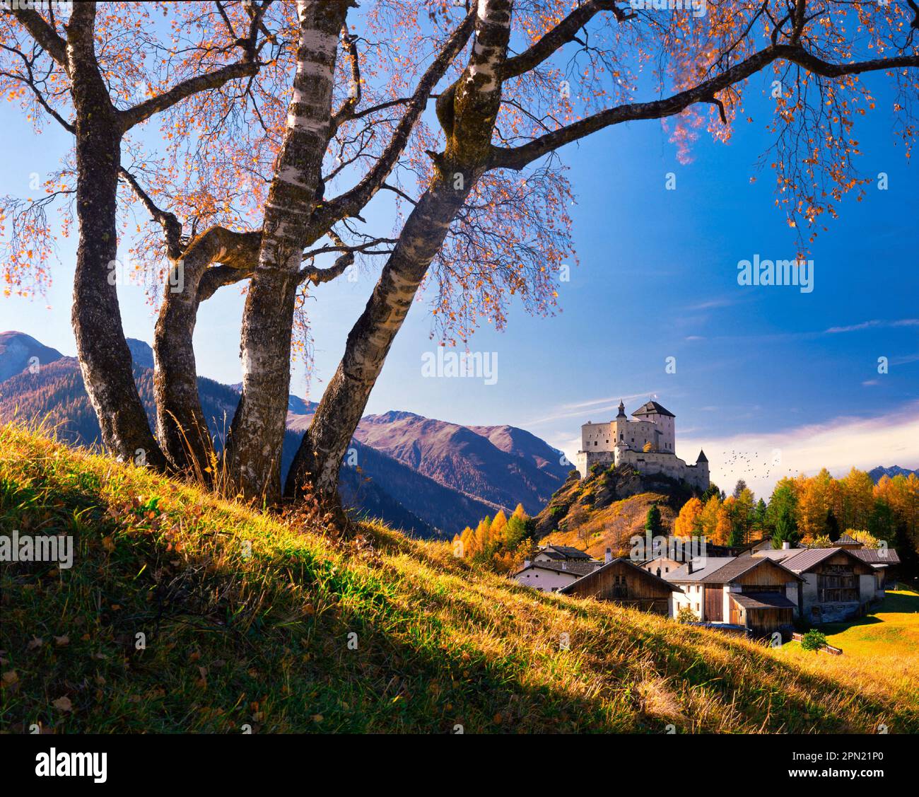 CH - GRAUBÜNDEN: Tarasp village and castle in the Lower Engadin Stock Photo