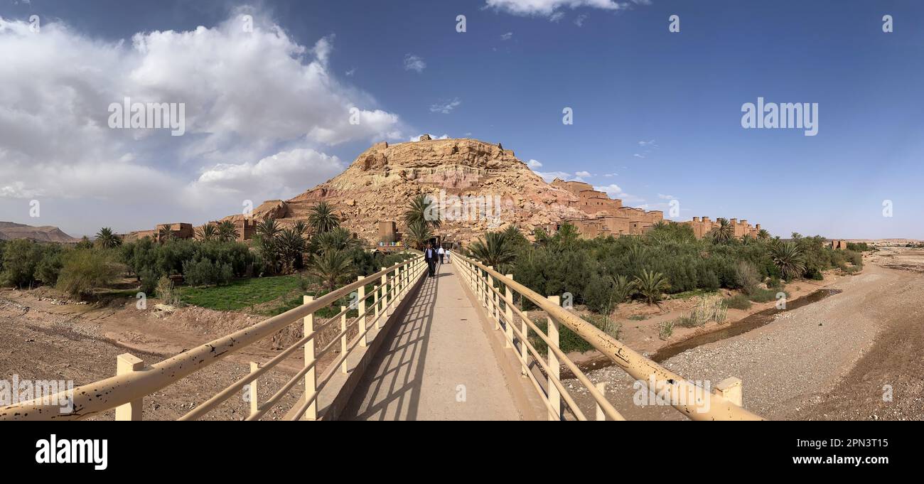 Morocco: bridge on the river and skyline of Ait Benhaddou, historic fortified village along the former caravan route between the Sahara and Marrakech Stock Photo
