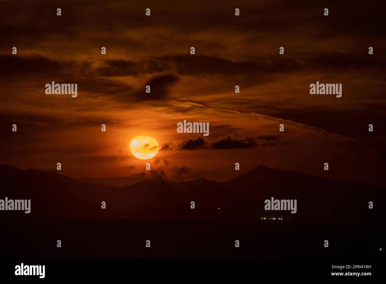Blood moon rise over the horizon Stock Photo Alamy