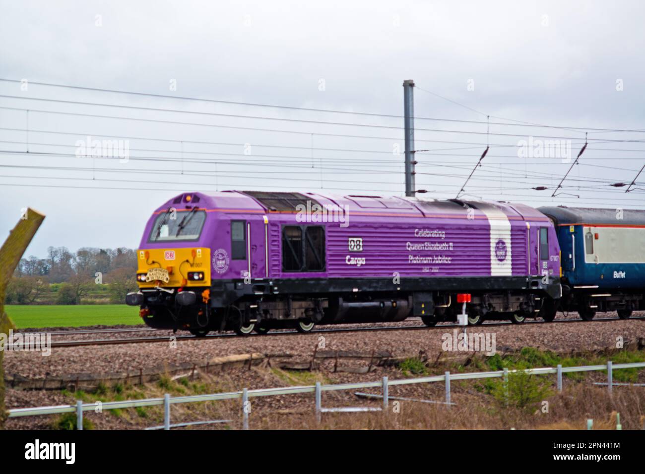 Class 67007 in Platinum Jublilee Livery on a charter train at Shipton ...