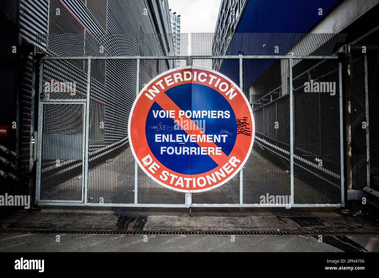 A LARGE NO PARKING SIGN ON A GATE IN LILLE FRANCE - ROAD SIGN - URBAN PARKING PROBLEMS © F.BEAUMONT Stock Photo