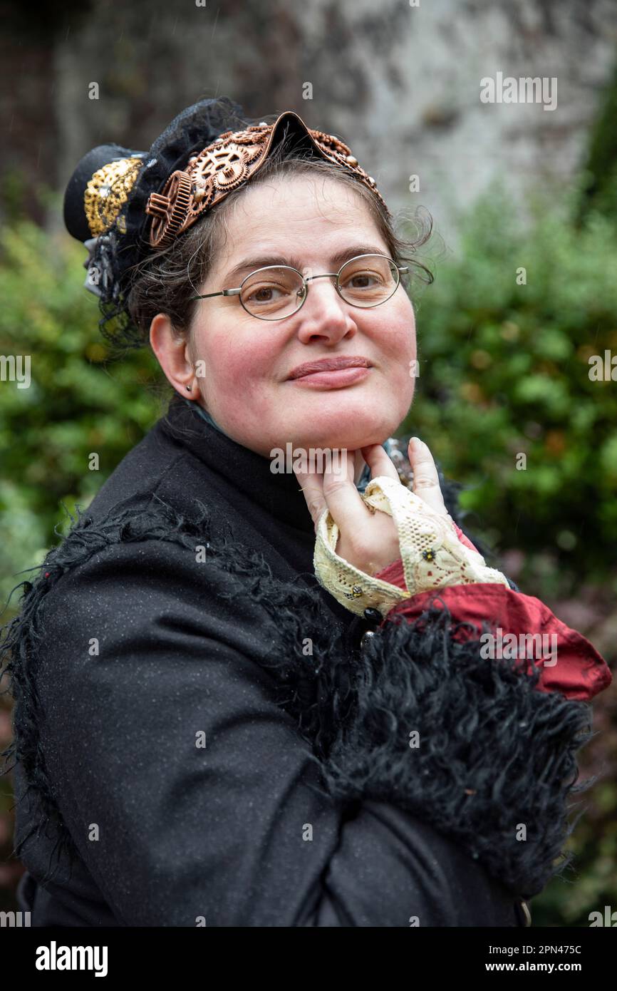 Edeltraud Kamp alias Freigesungen van Campen beim exklusiven Fotoshooting im Volksgarten mit Mitgliedern des 1. Steampunk Club Köln Stock Photo