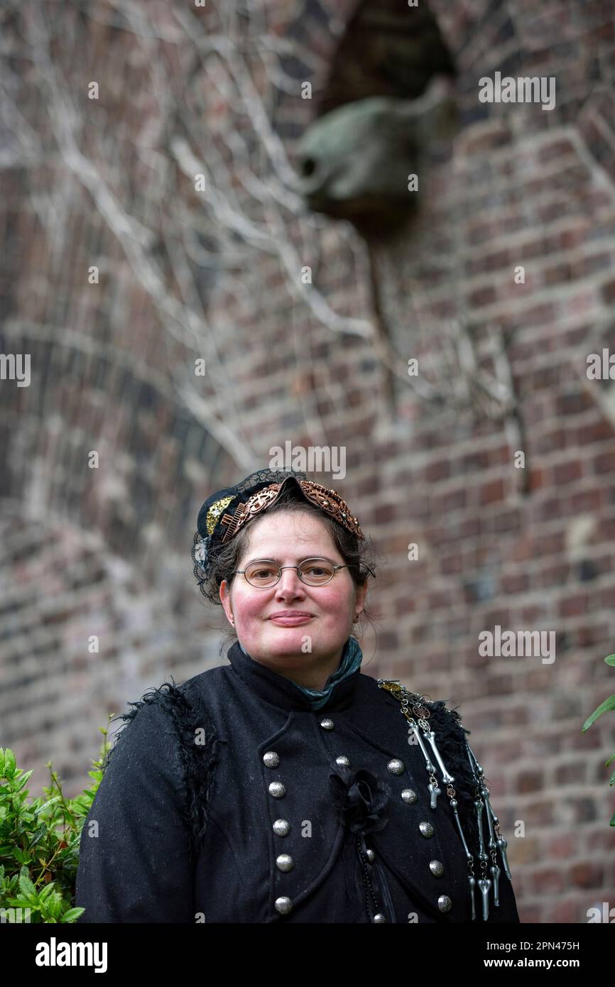 Edeltraud Kamp alias Freigesungen van Campen beim exklusiven Fotoshooting im Volksgarten mit Mitgliedern des 1. Steampunk Club Köln Stock Photo