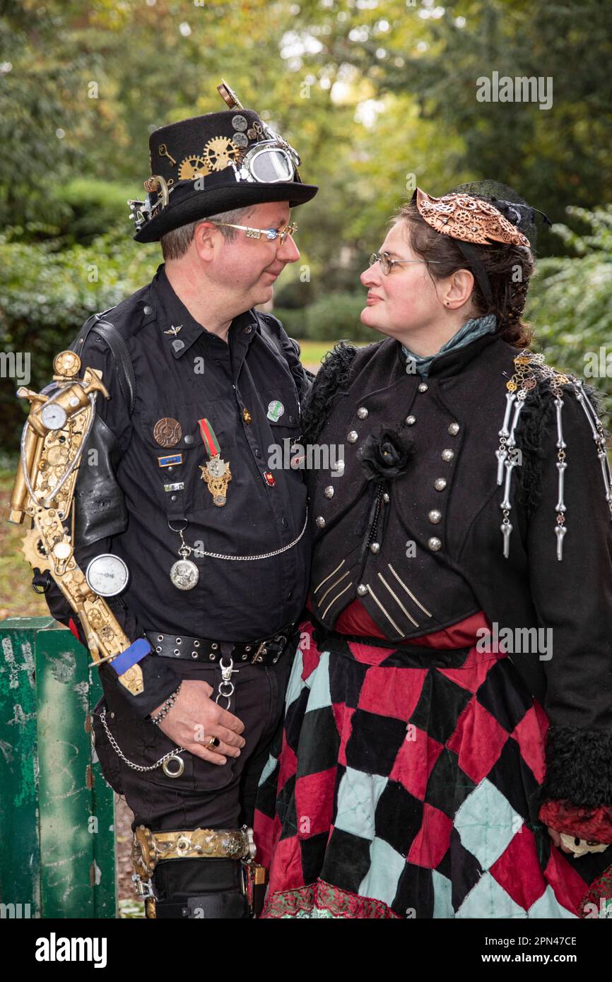 André Sielaff alias Lord Iron From Cologne und Edeltraud Kamp alias Freigesungen van Campen beim exklusiven Fotoshooting im Volksgarten mit Mitglieder Stock Photo