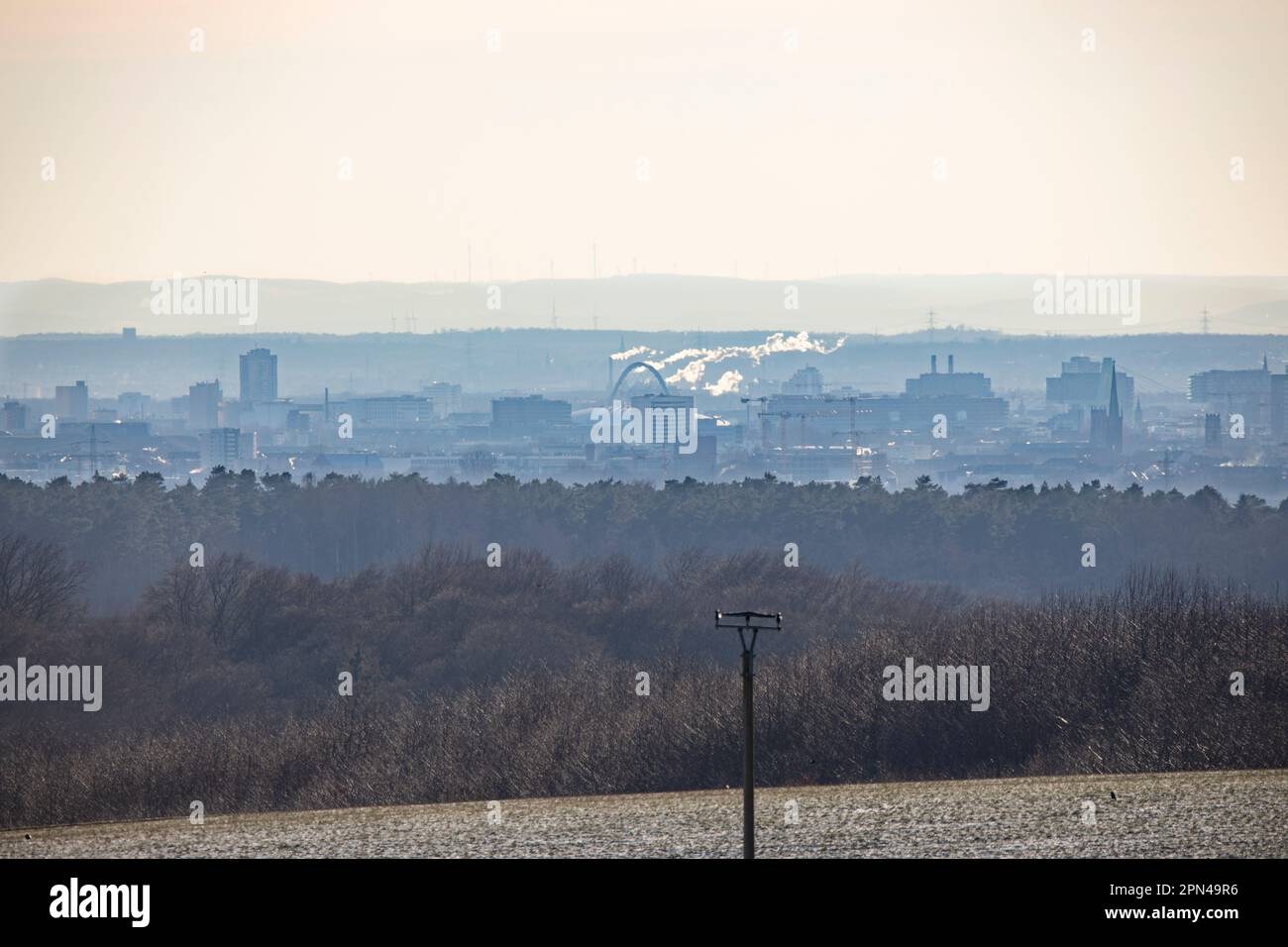 Blick auf die Domstadt Köln aus 20 Kilometer Entfernung. Köln, 13.02.2021 Stock Photo
